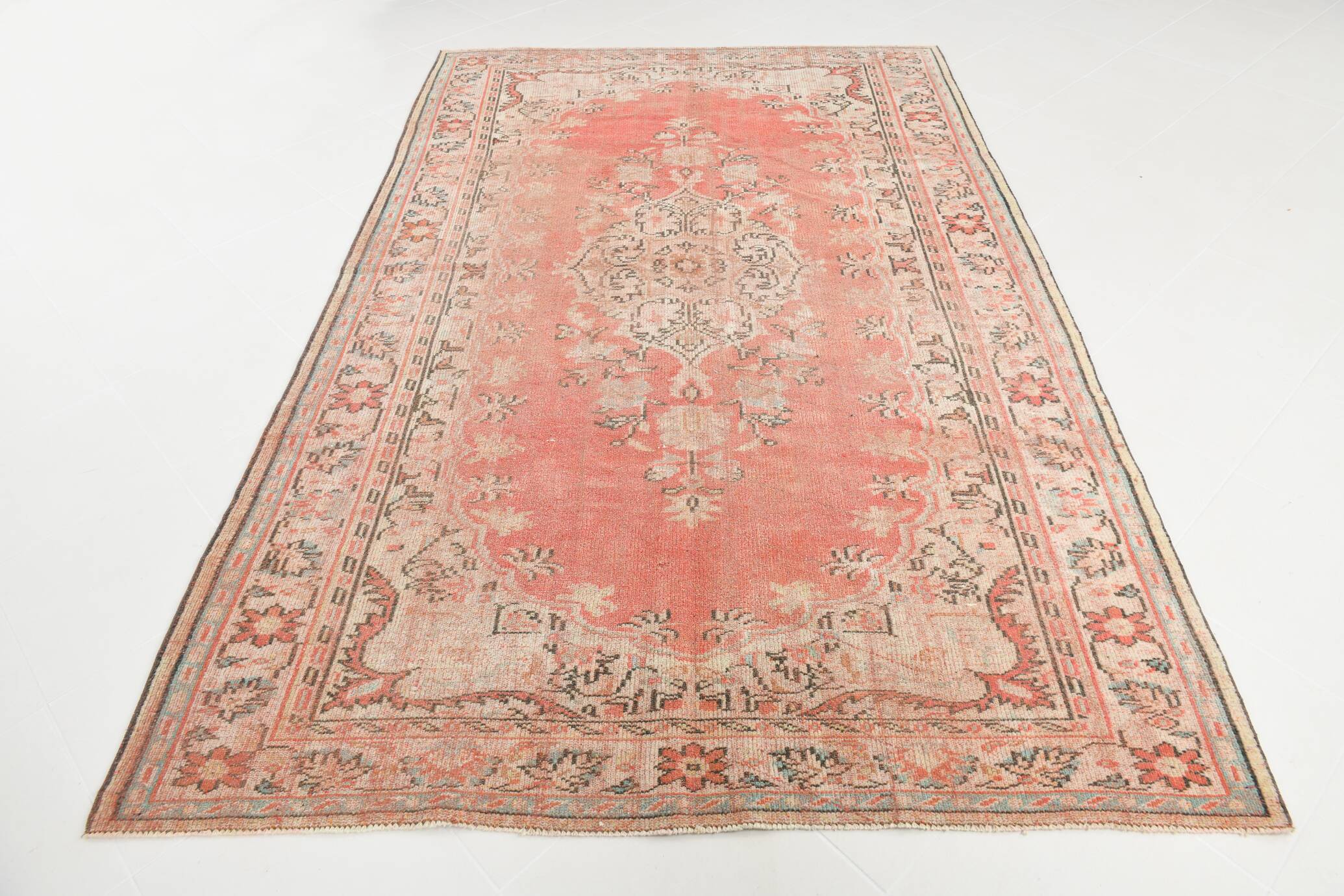 Tapis Anatolien Vintage Fait Main en Laine, Tons Rose Fané, Beige & Bleu