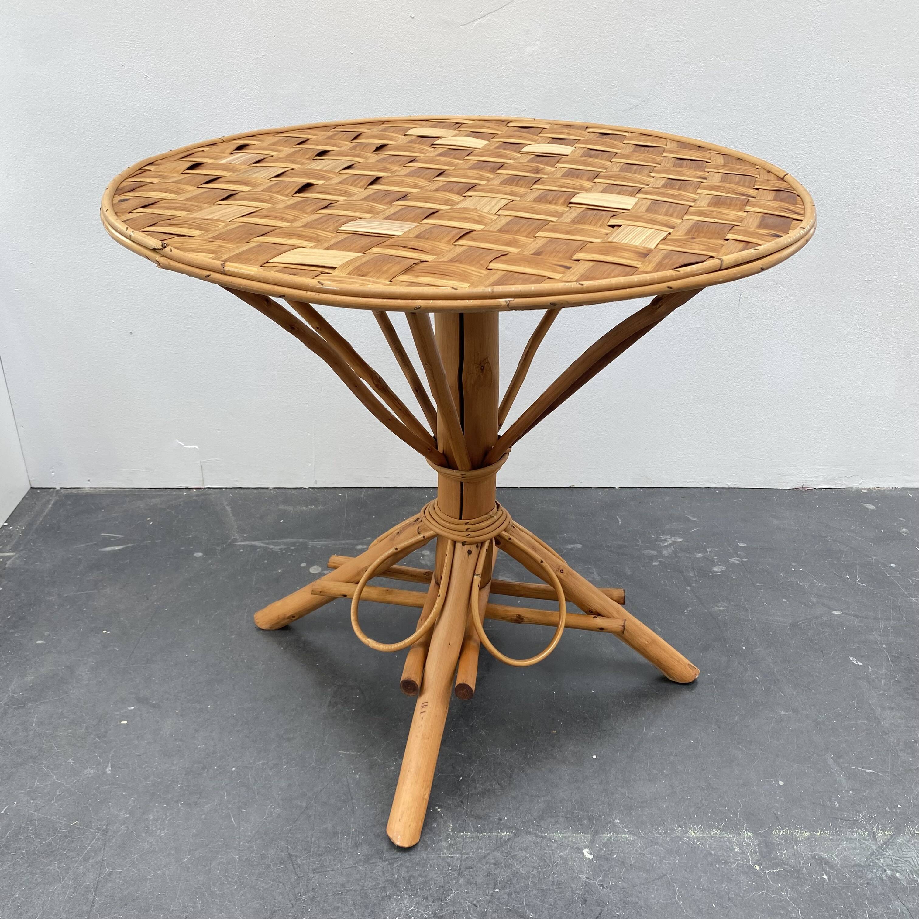 Ensemble composé d’une table et trois fauteuils en lamelles de châtaignier années 50/60