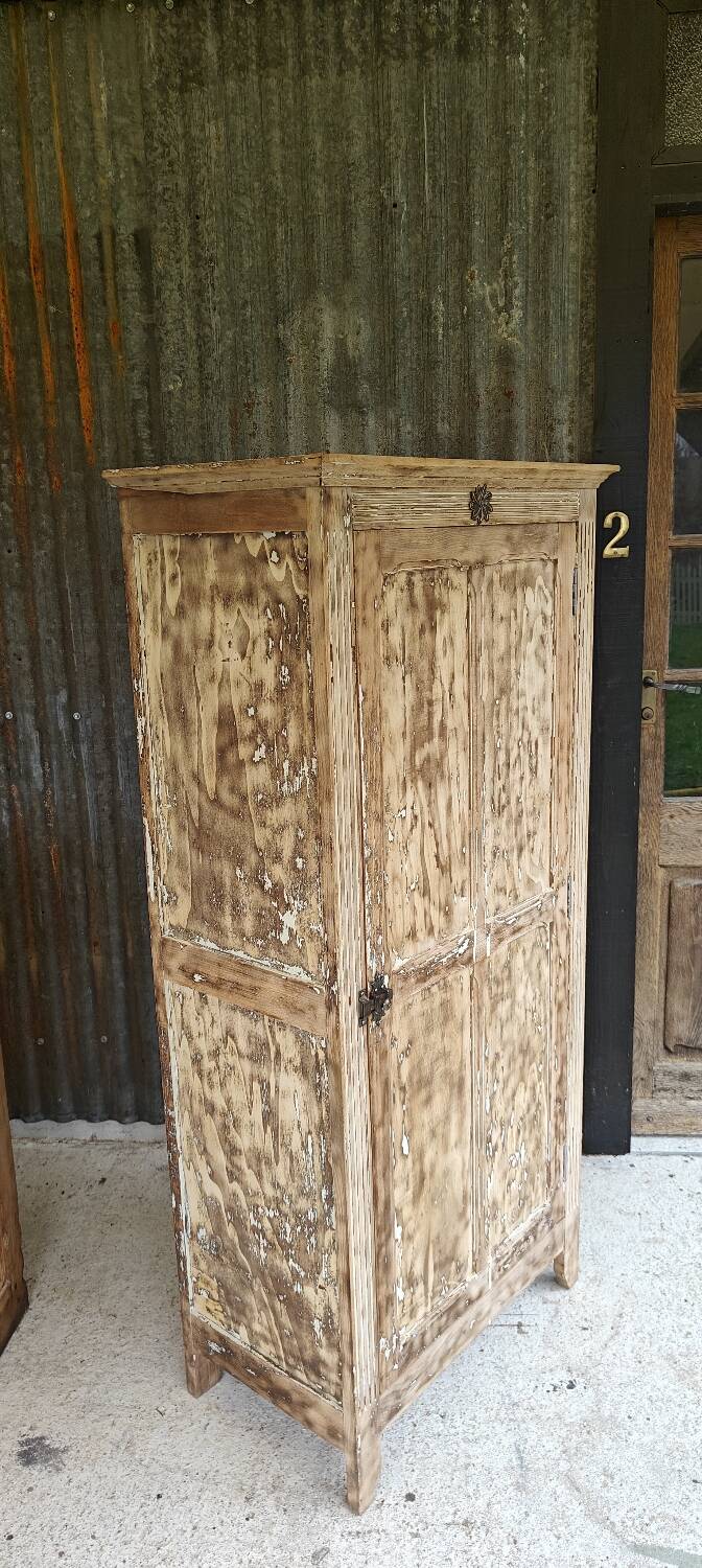 Parisian bonnetière wardrobe