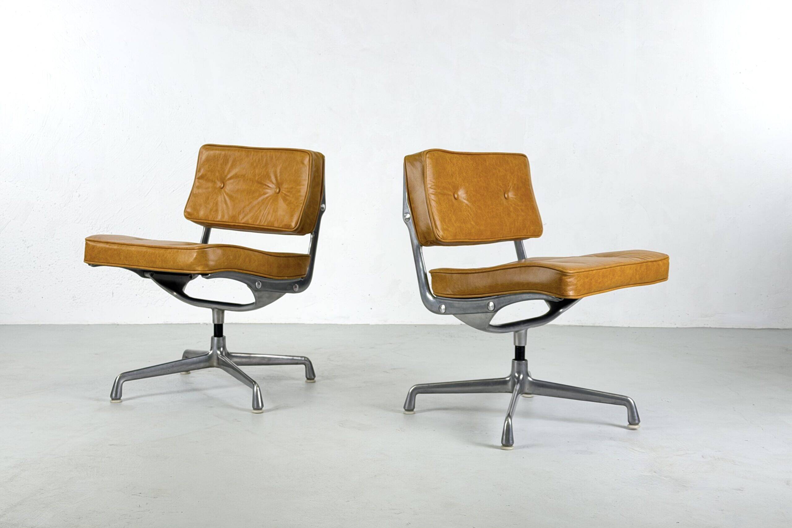 Magnificent pair of "Intermediate" office chairs by Charles & Ray Eames for Herman Miller – 1960s