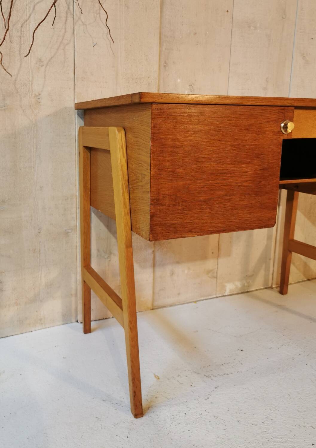 Spindle leg desk