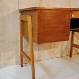 Spindle leg desk
