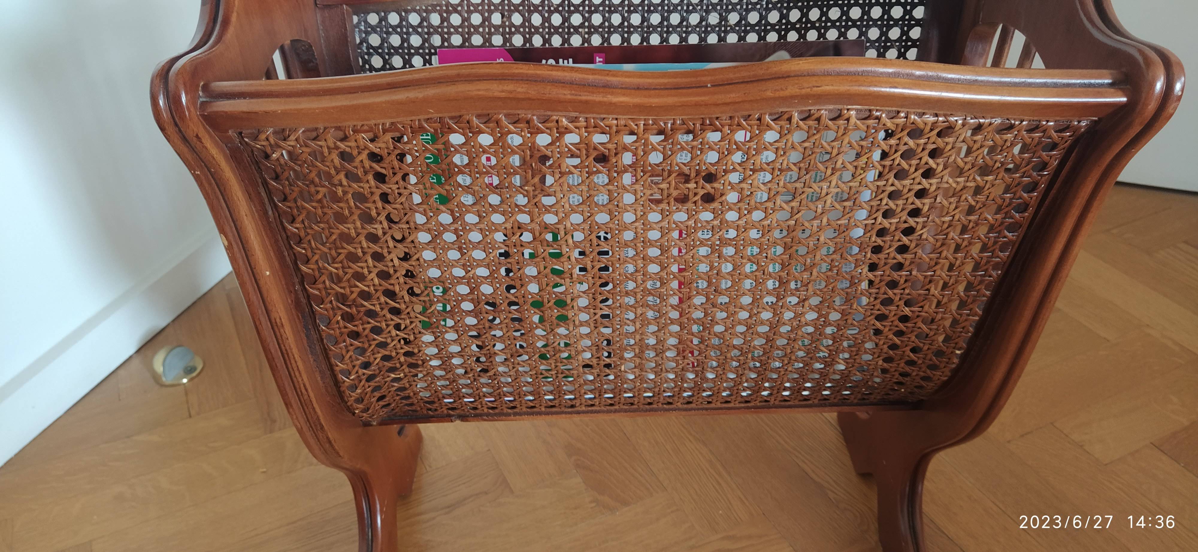 Magazine holder with tablet