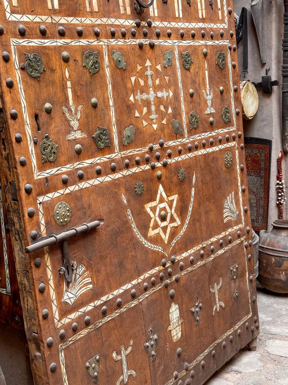 Patrimoine berbère : porte antique ornée d'os de chameau