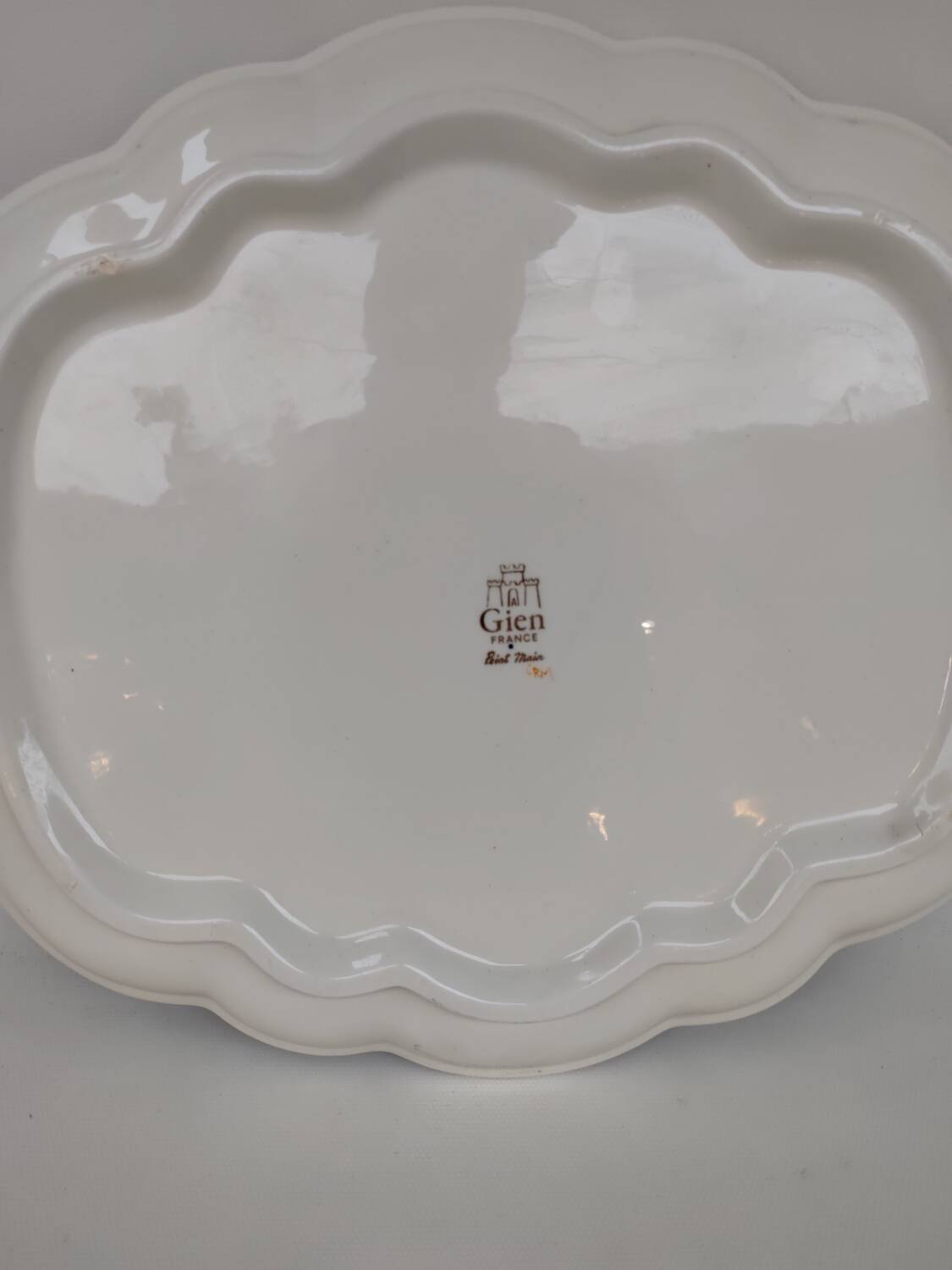 Large ceramic platter from Gien, Renaissance model, 20th century.