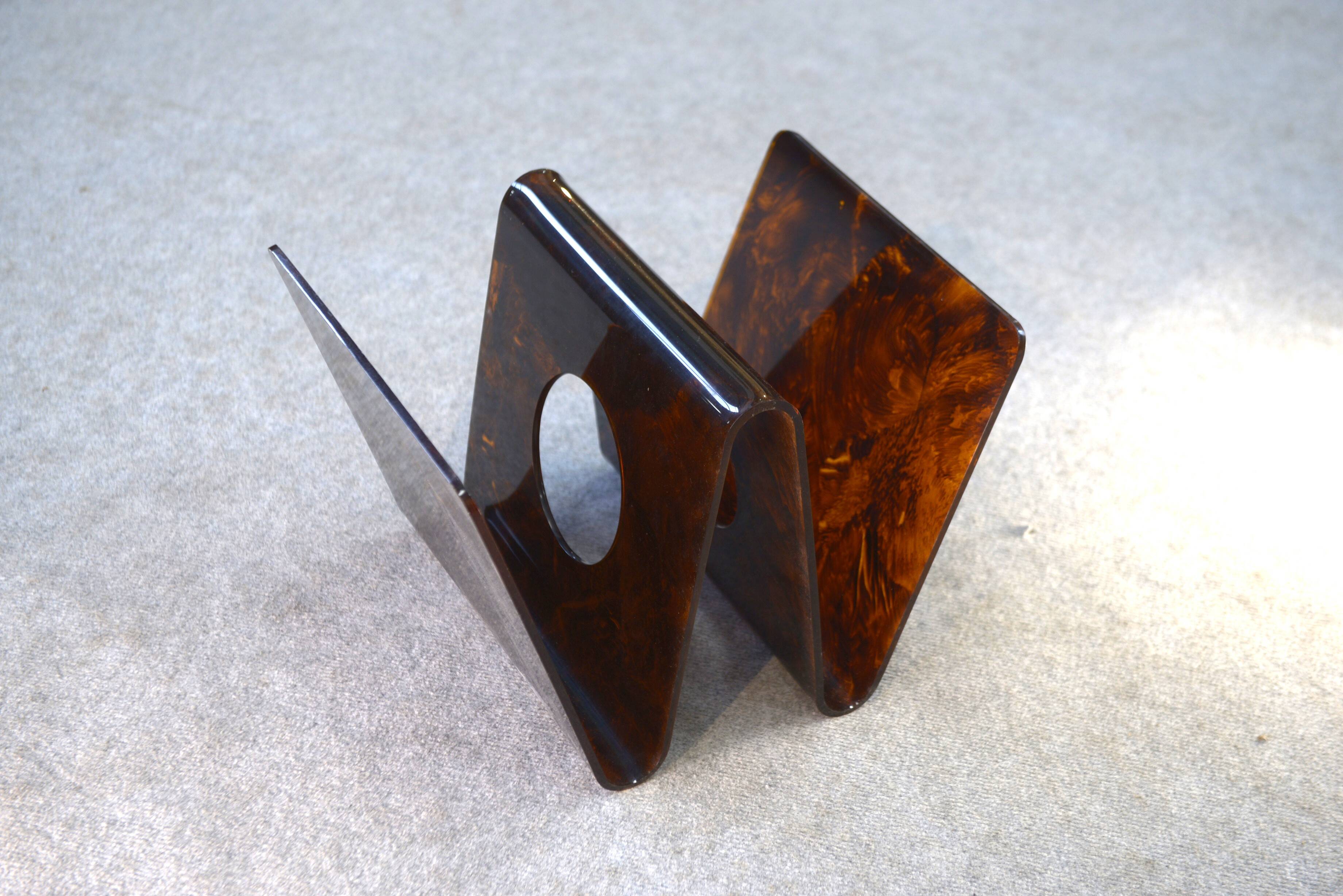 Design magazine rack in resin published by Alpac France 1970