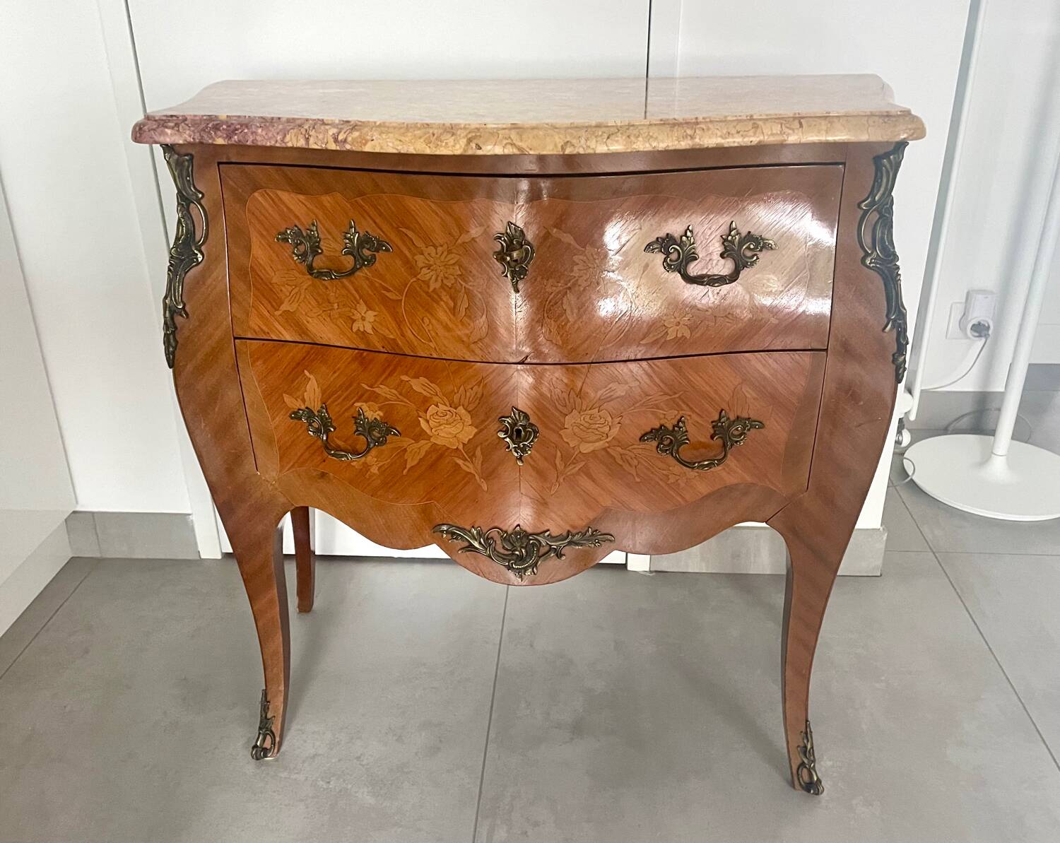 Pair of antique Louis XV chests of drawers in very good condition