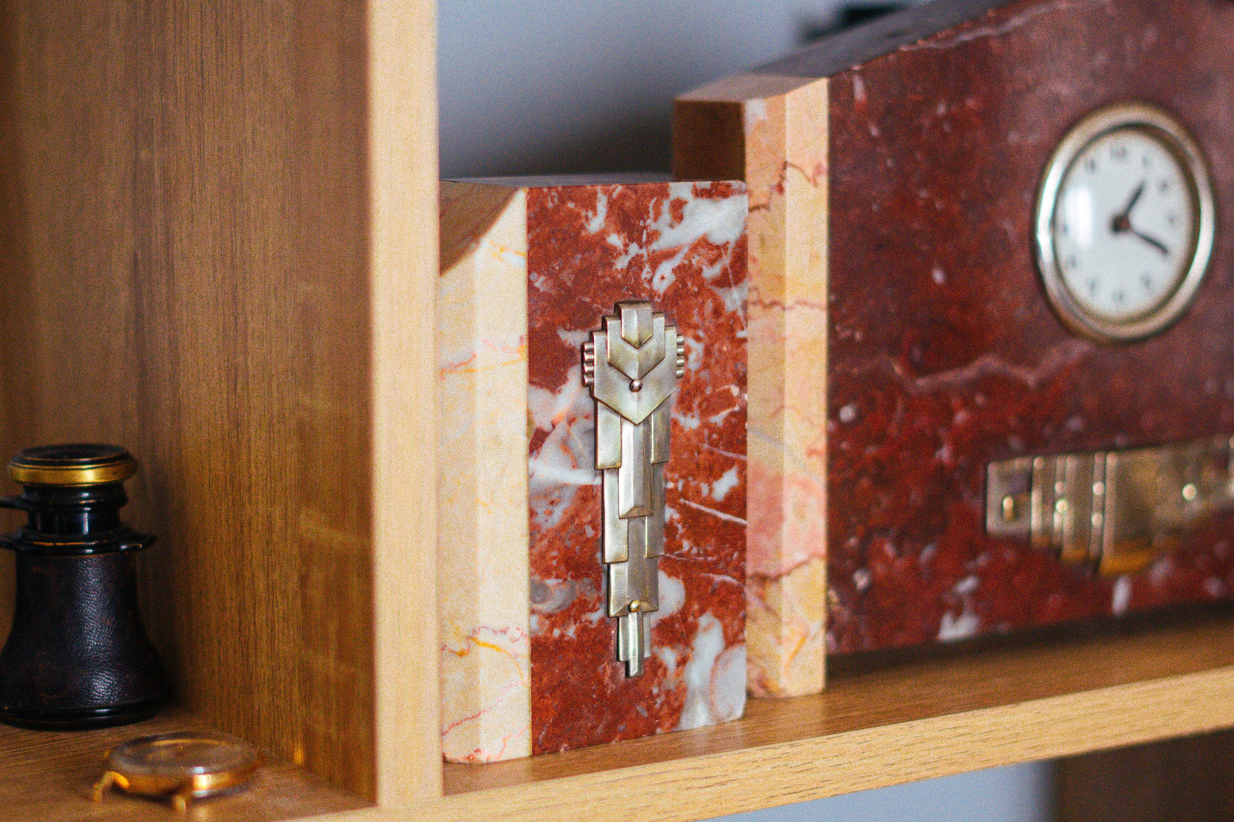 Ancienne horloge et paire de serres livres bibliotheque cheminée