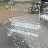 Chariot fleuriste ou bar de jardin en fer perforé