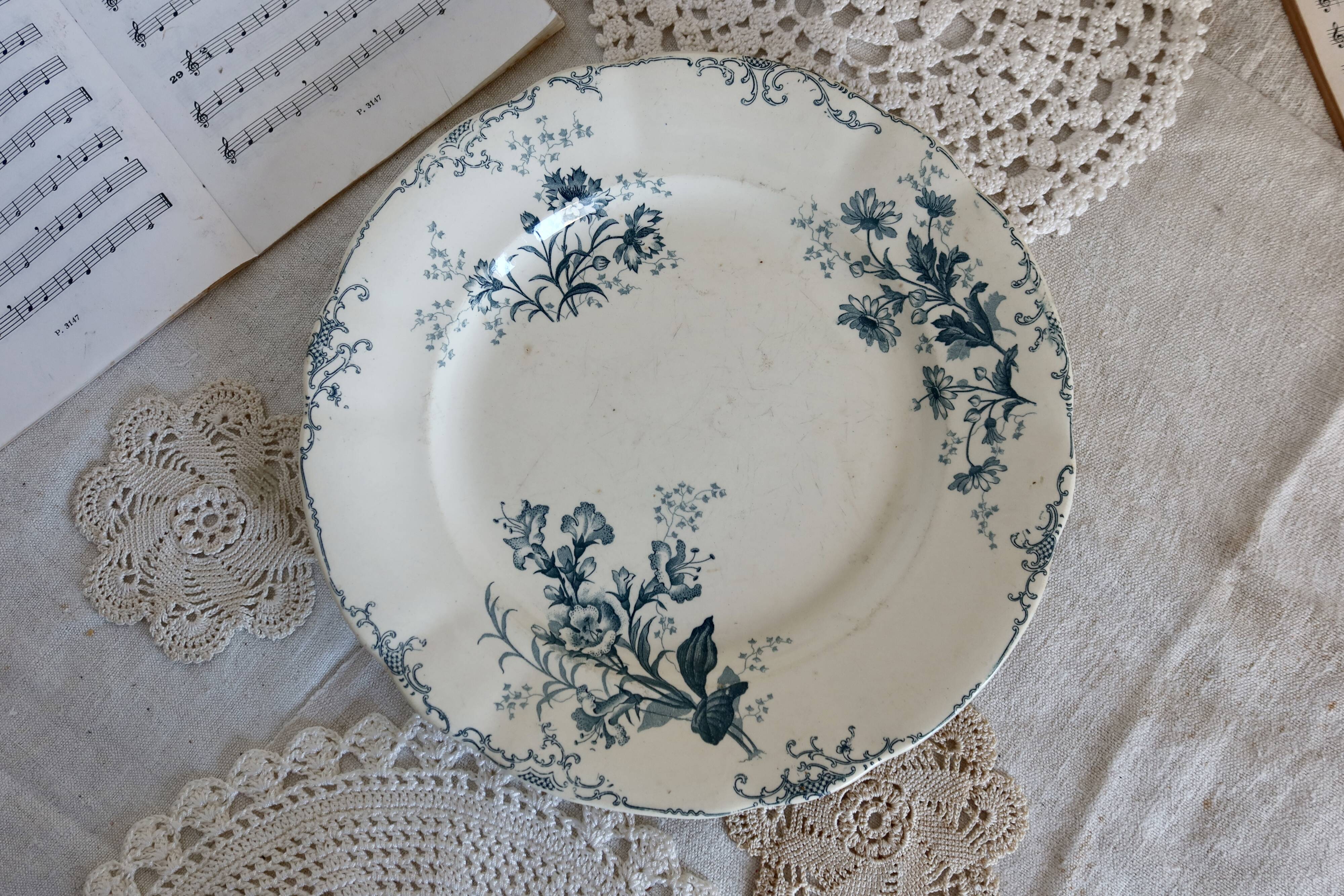 Round serving dish antique – Blue floral pattern – Weigelia model by Boch F