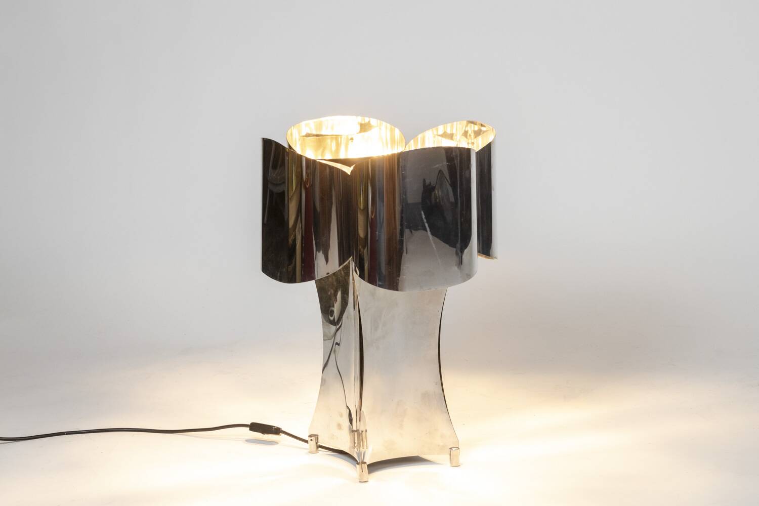 “Quadrilobe” lamp in polished metal. 1970s.