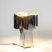 Lampe « quadrilobe » en métal poli. Années 1970.