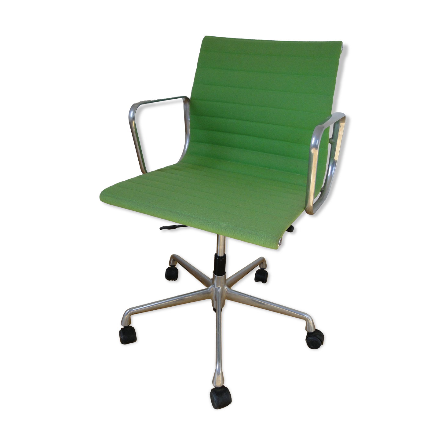 Charles Ray Eames EA 117 Office Chair Armchair in Green and Chrome Vitra