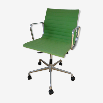 Charles Ray Eames EA 117 Office Chair Armchair in Green and Chrome Vitra