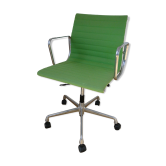 Charles Ray Eames EA 117 Office Chair Armchair in Green and Chrome Vitra