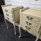 Paire de tables de chevet style Louis XV patinées
