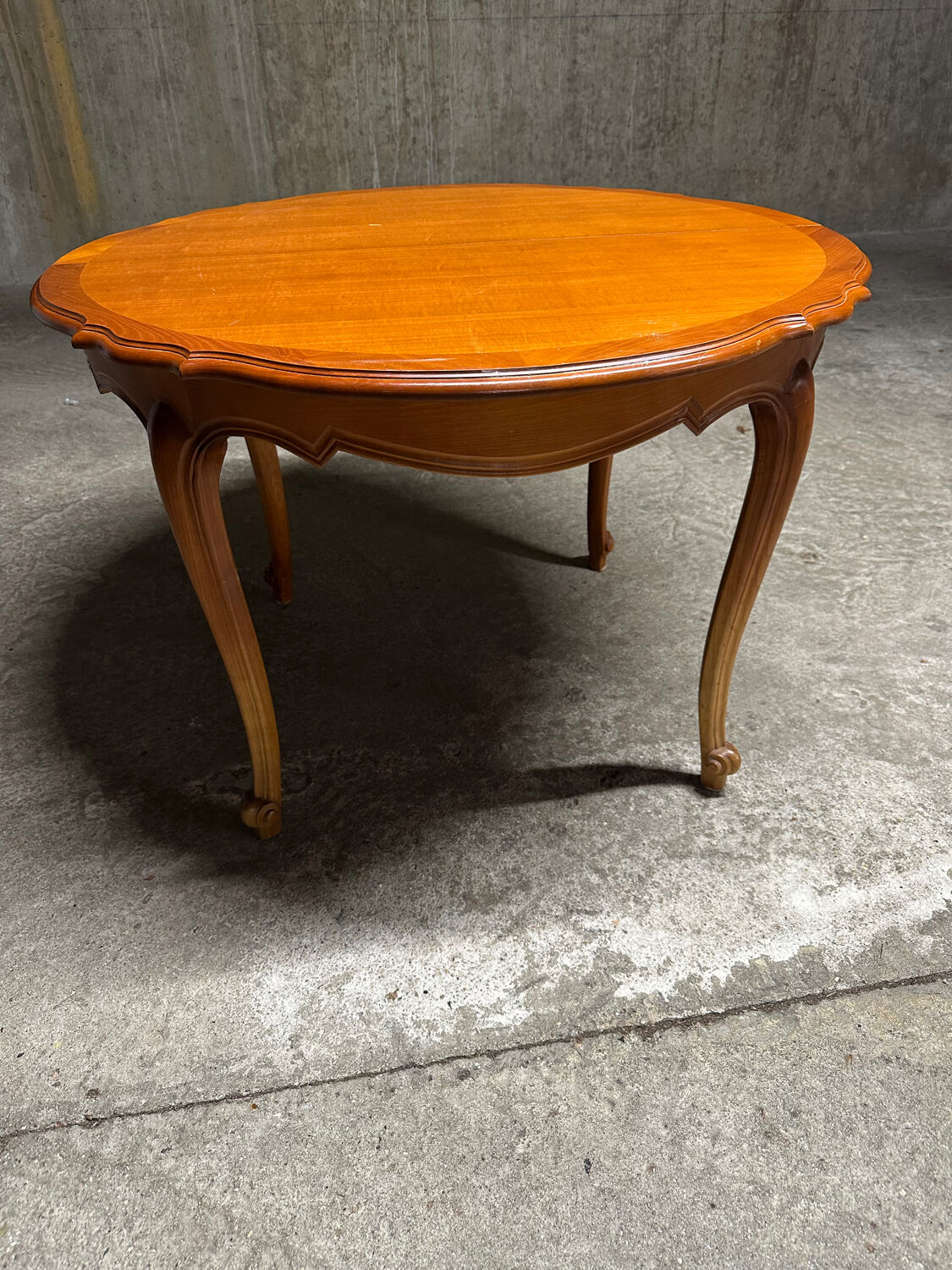 Round extendable dining table in Regency style M