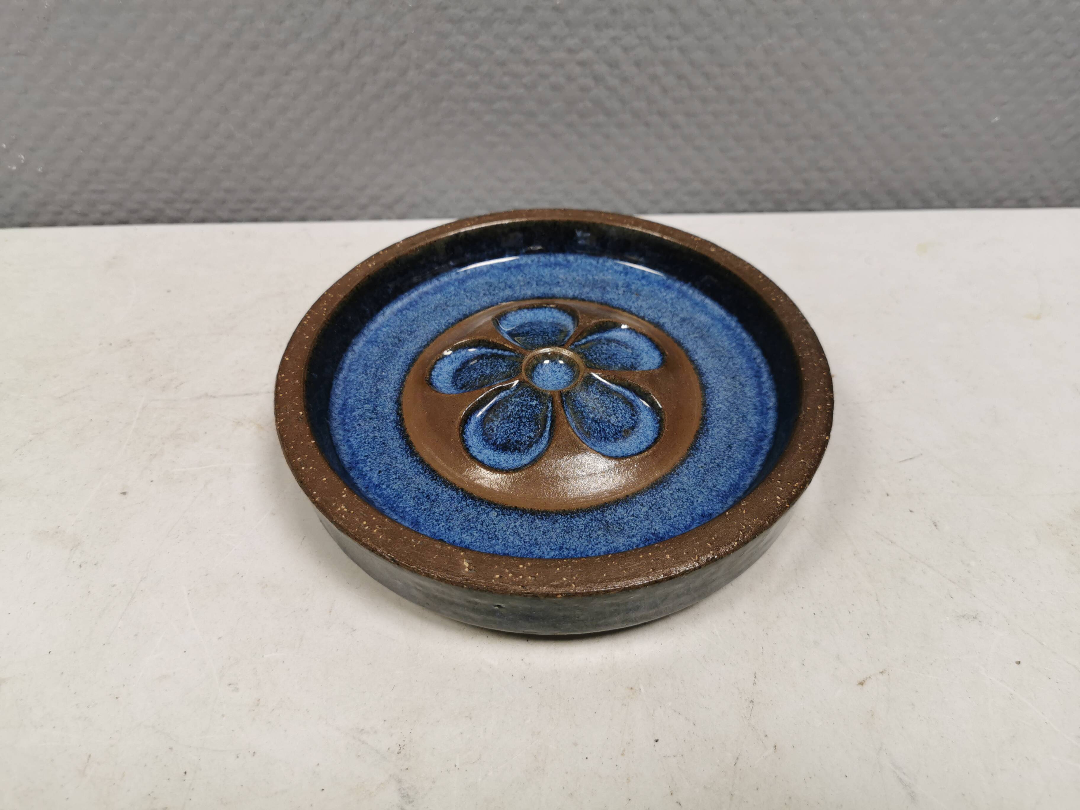 Circular ceramic dish by Marianne Starck (MS) for Michael Andersen, Denmark