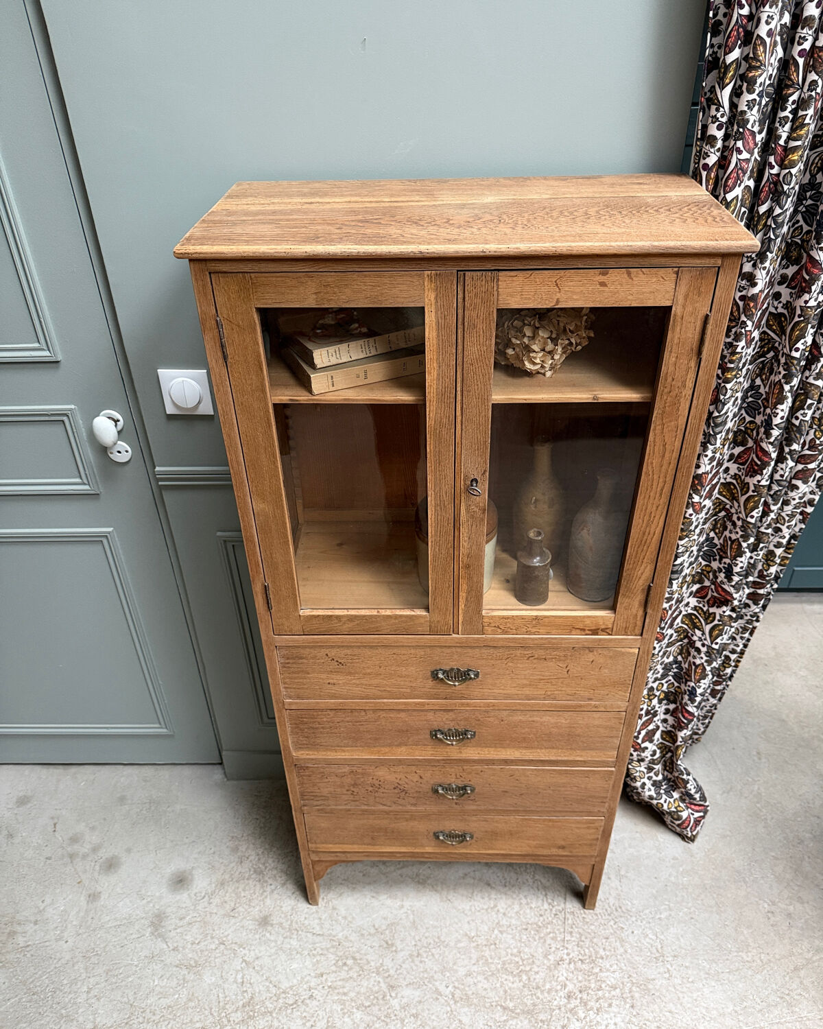 Parisian display cabinet in oak (renovated)