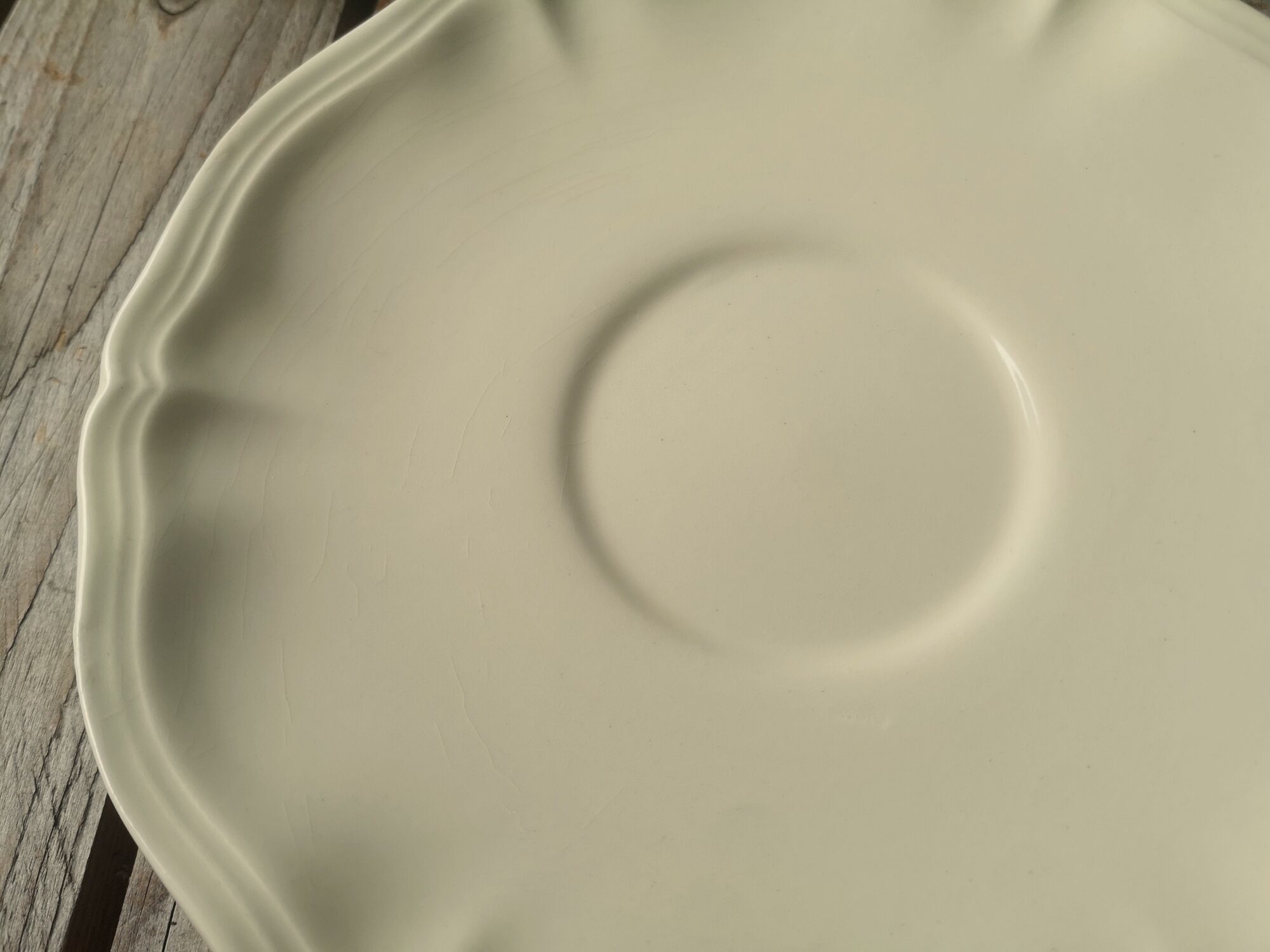 7 large saucers Sarreguemines in off-white faience