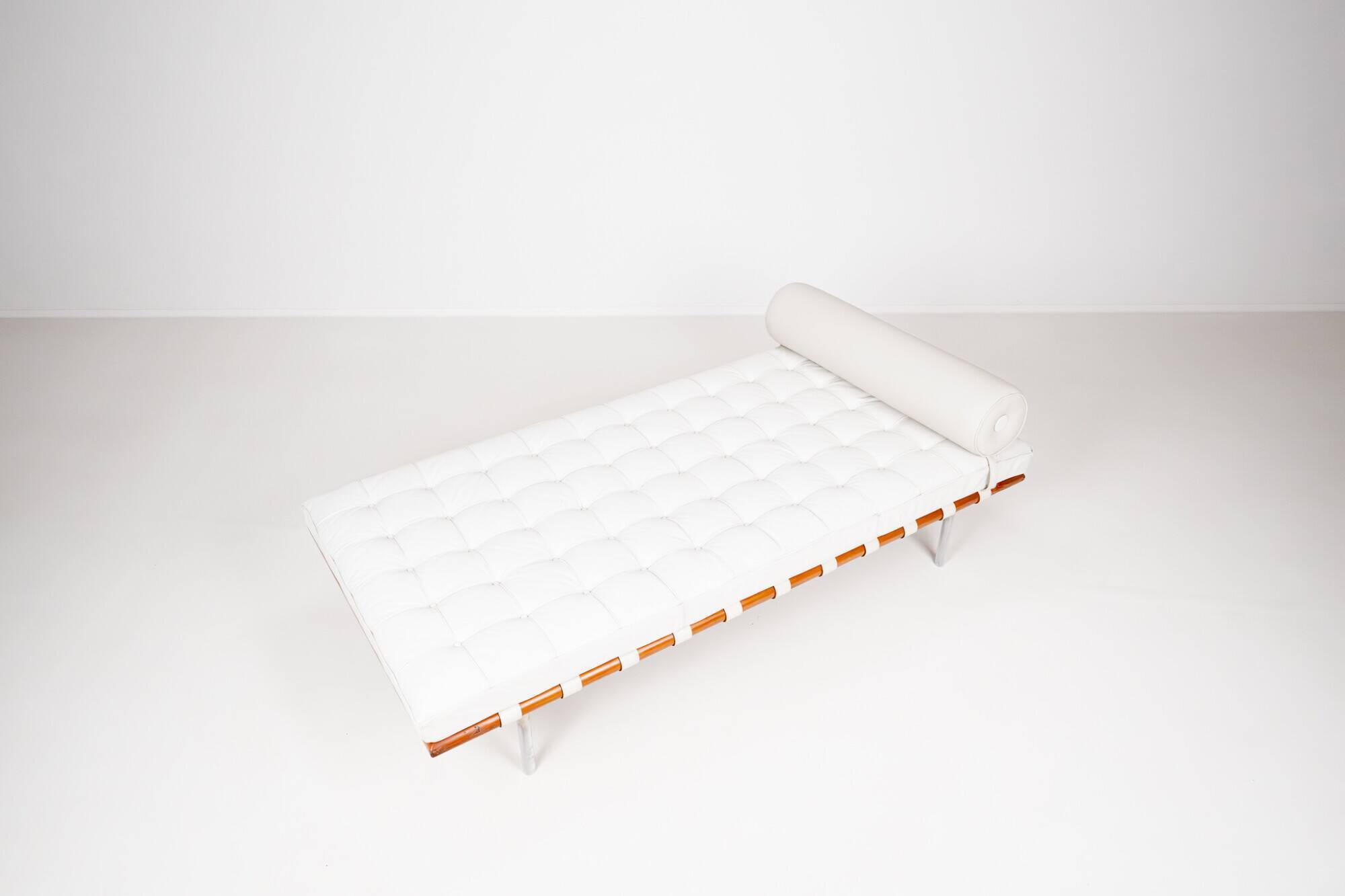 Barcelona daybed by Ludwig Mies van der Rohe fro Knoll, 1980s