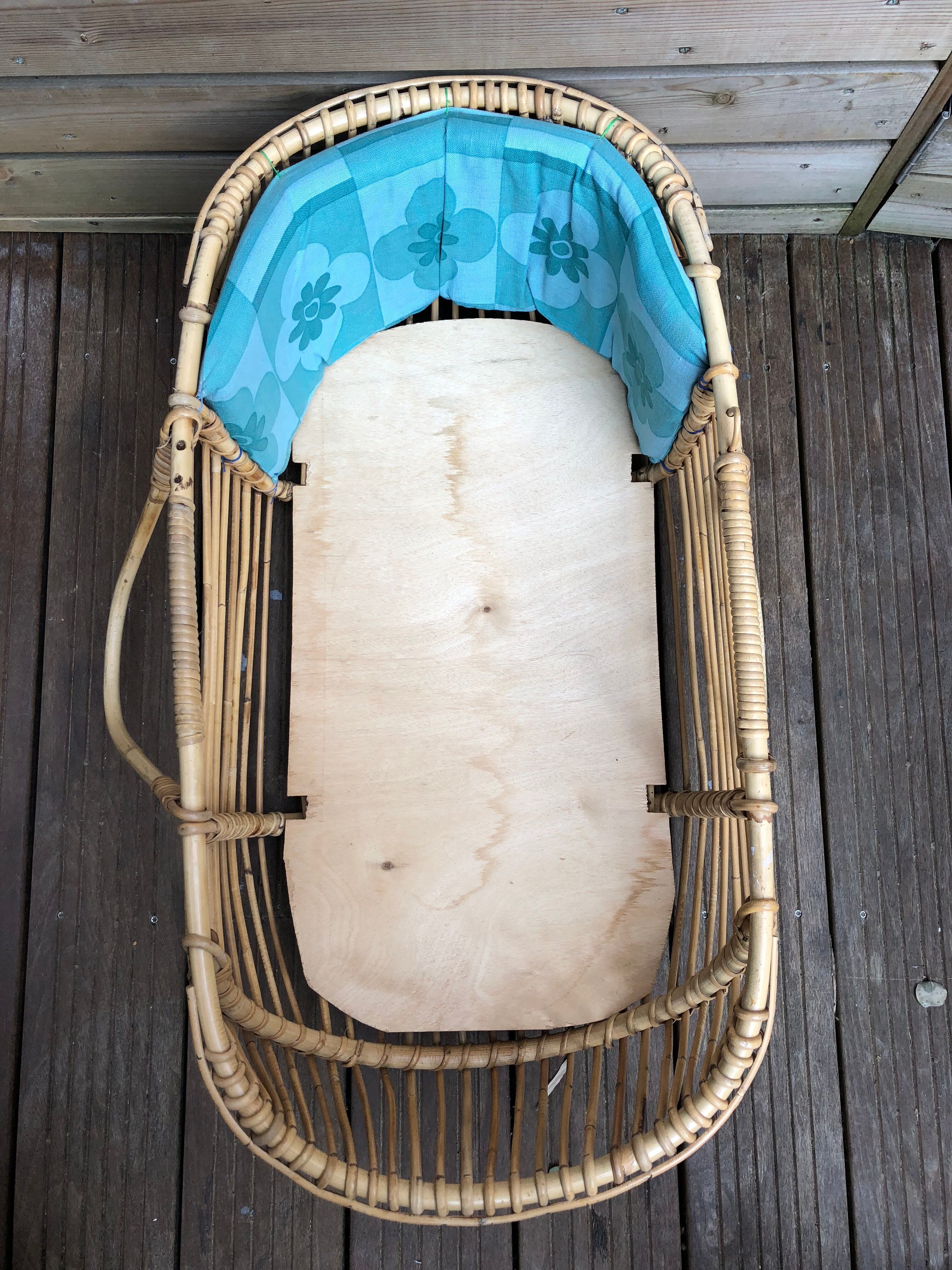 Wicker bassinet cradle