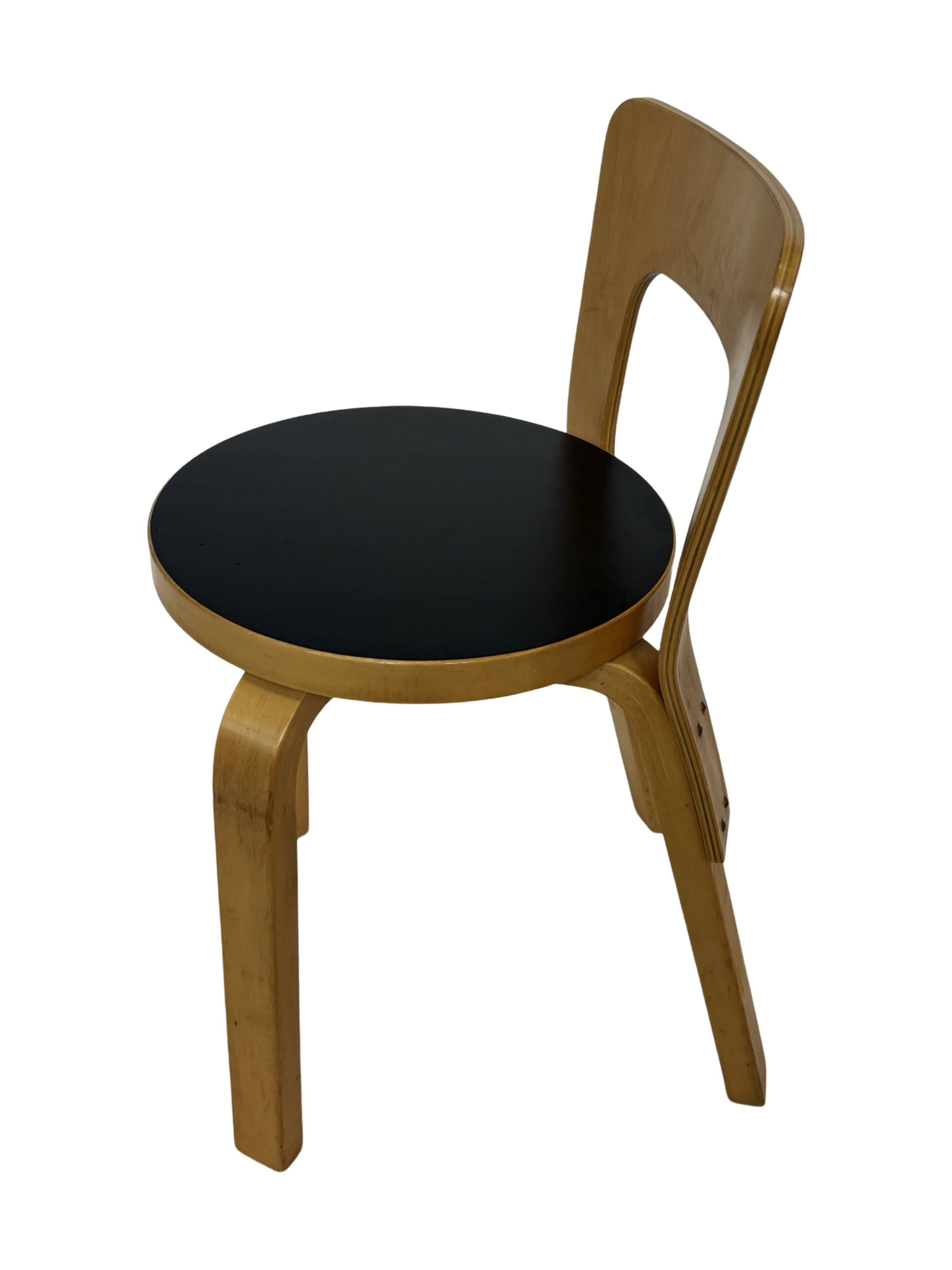 Chaise vintage modèle 65 par Alvar Aalto pour Artek (Linoléum noir)