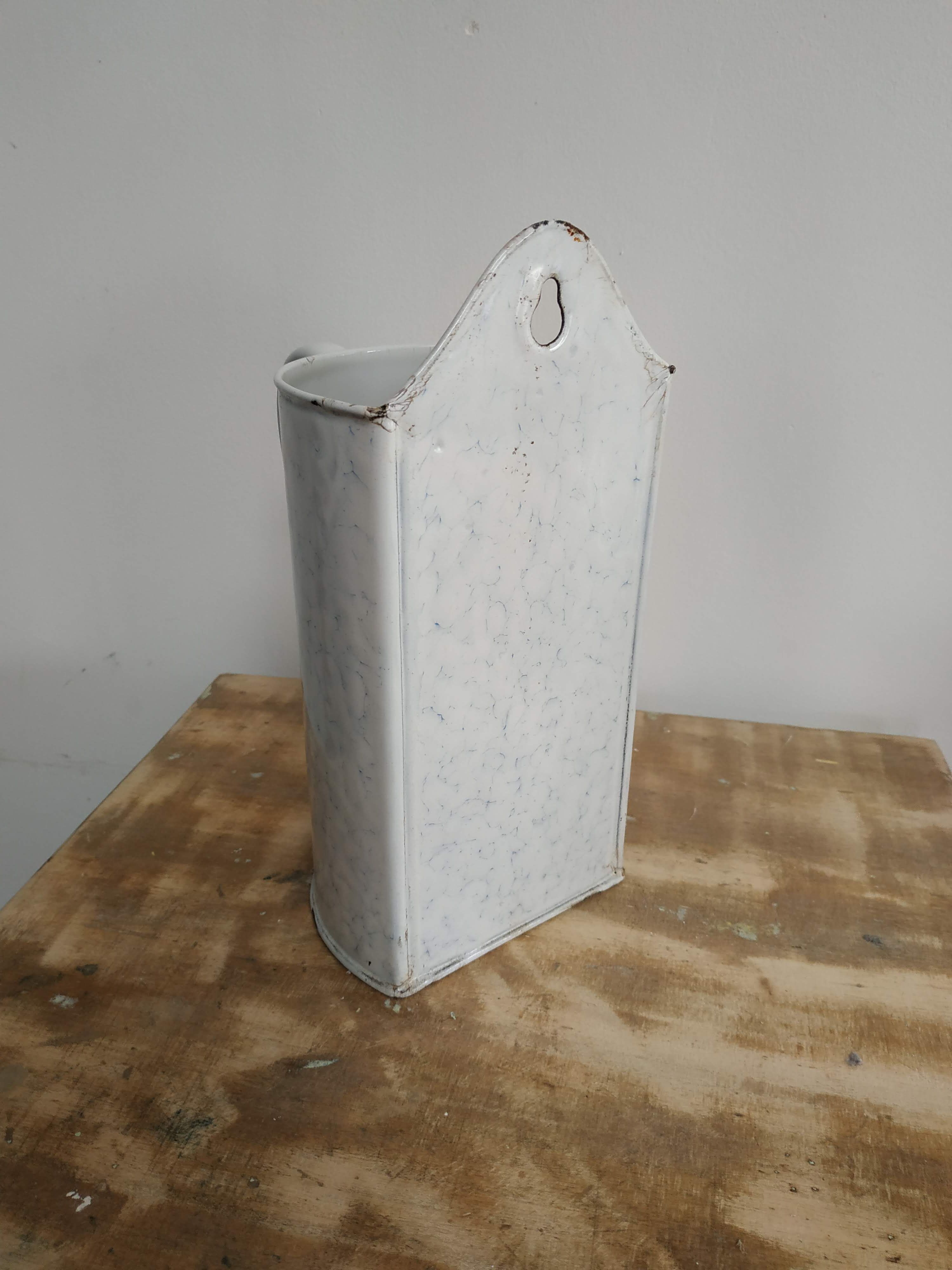 Fountain vintage metal enamelled