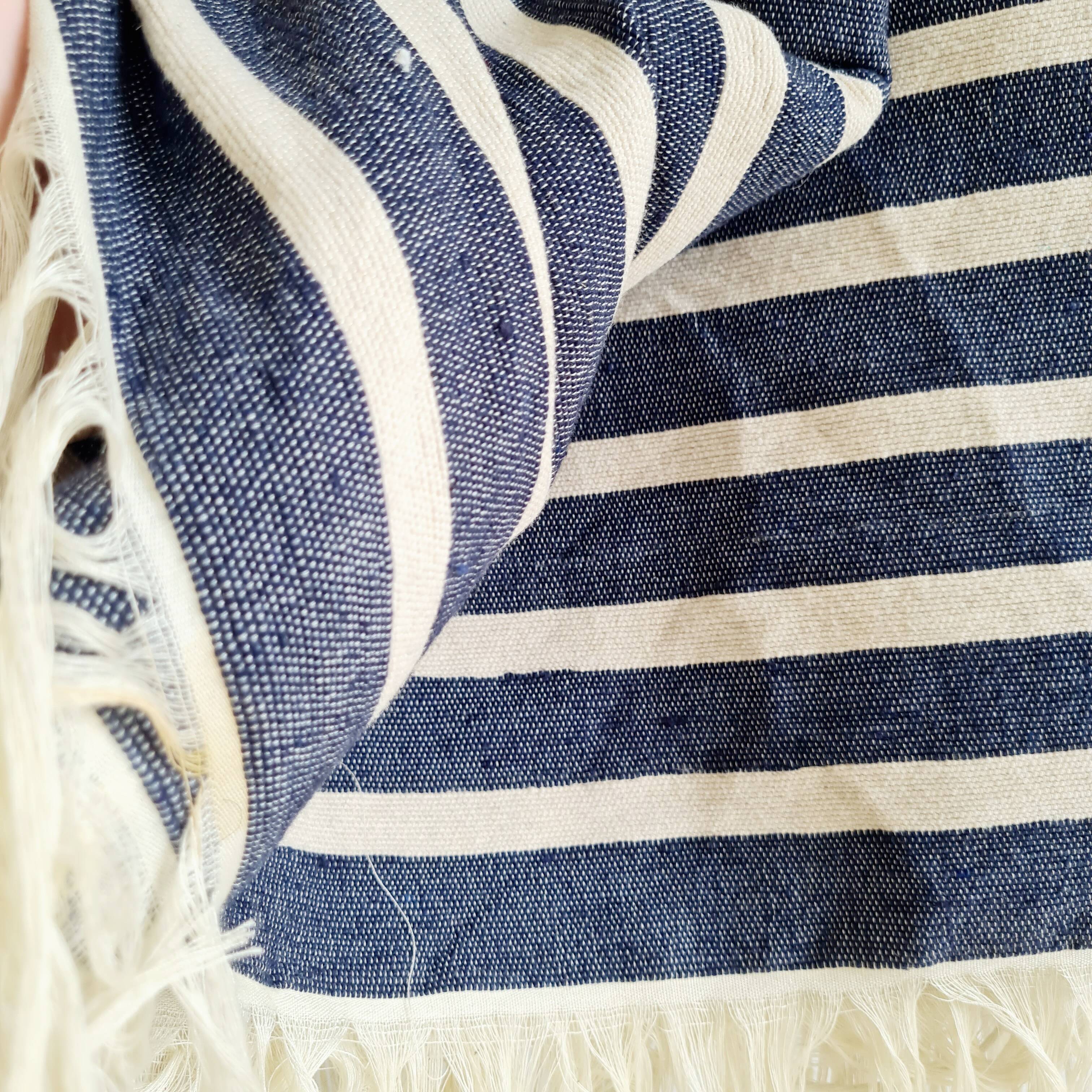 Plaid tissé main à rayures marine et crème - franges légères