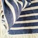 Plaid tissé main à rayures marine et crème - franges légères