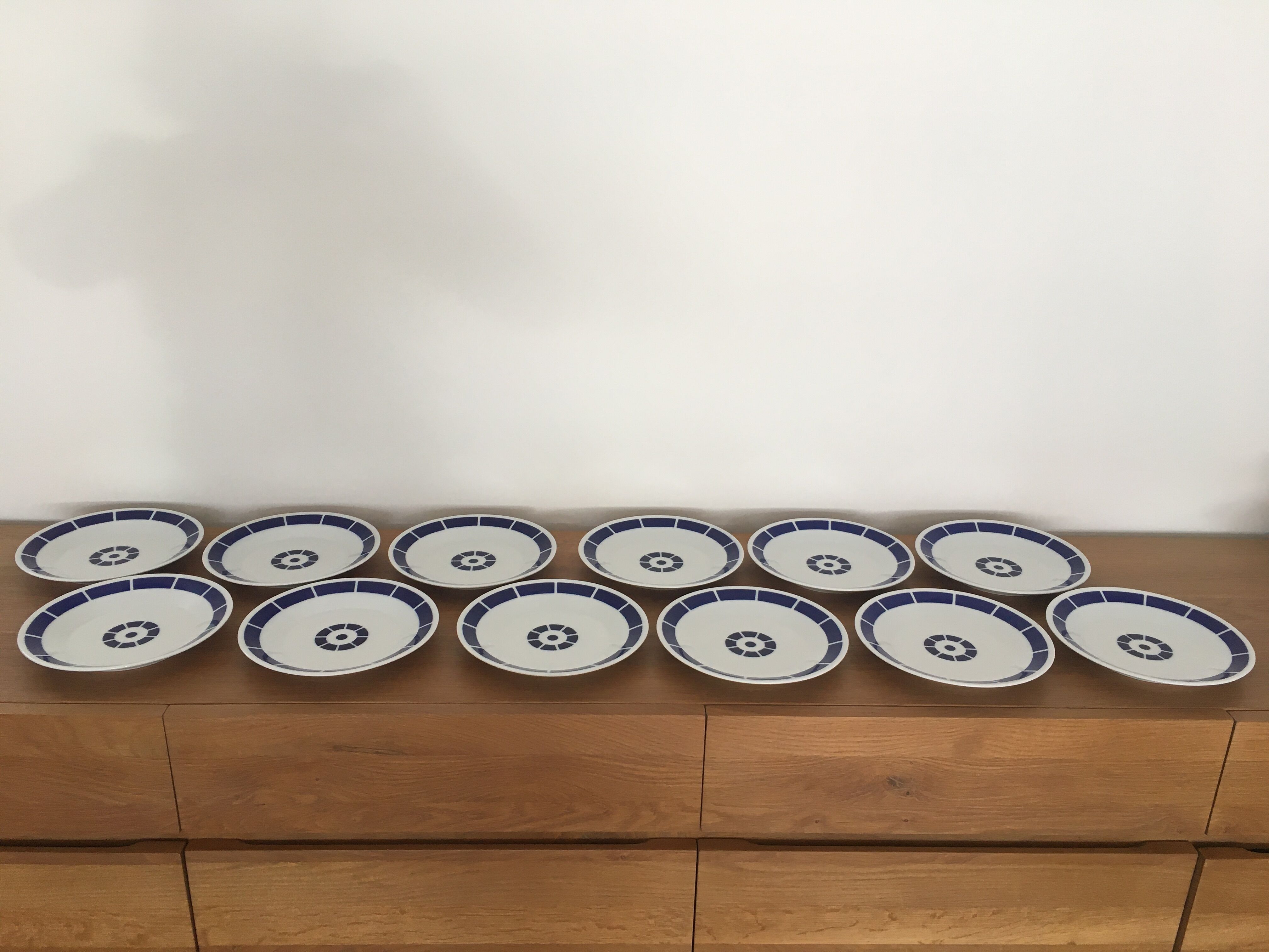 Service de 52 pièces blanches motif bleu