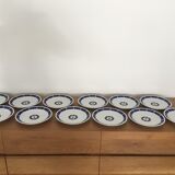 Service de 52 pièces blanches motif bleu