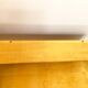 Coiffeuse basse vintage en bois blond – meuble moderniste années 50/60