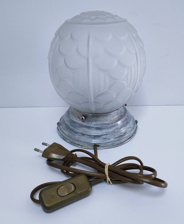 Lampe art déco boule verre pressé moulé