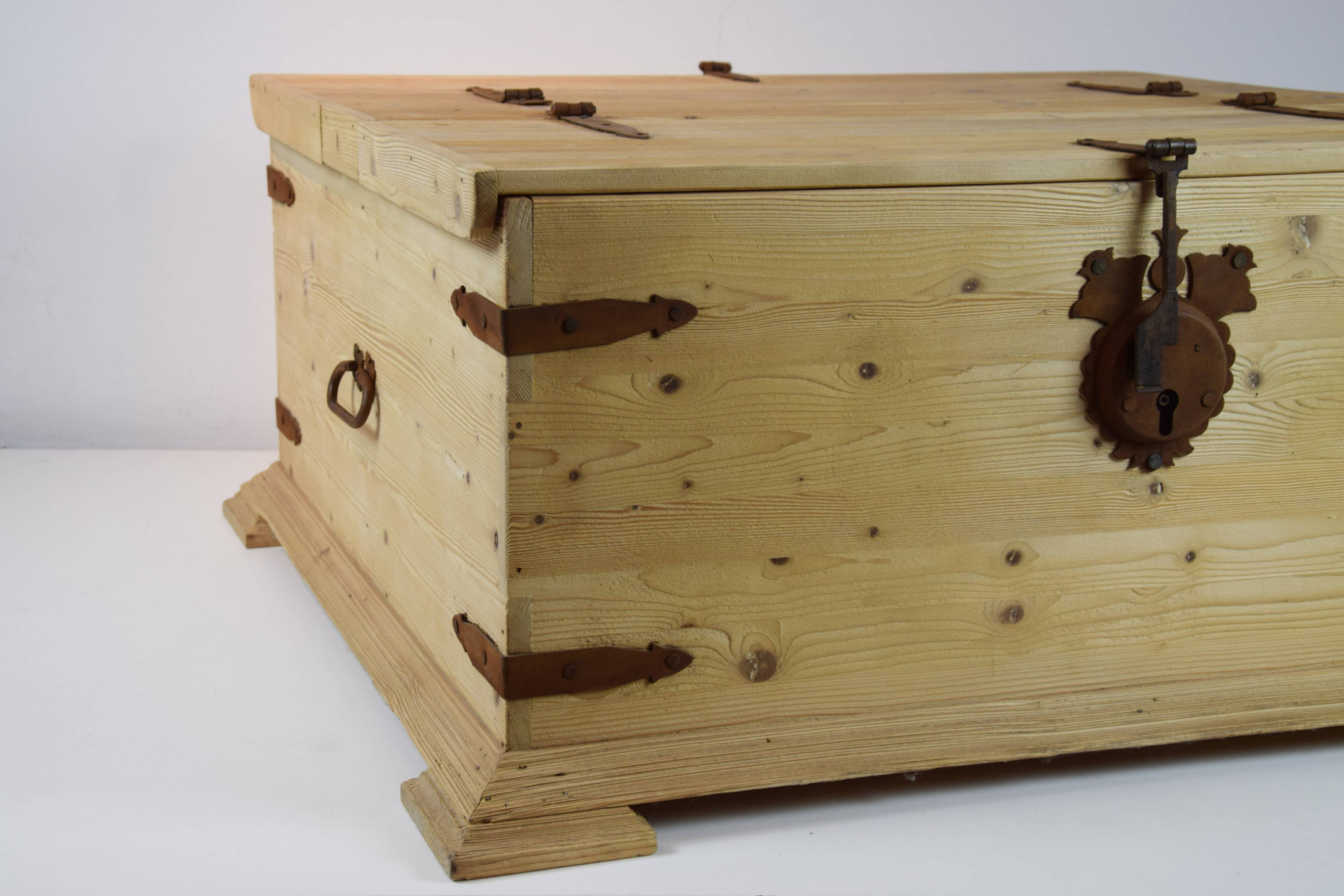 Coffee table chest