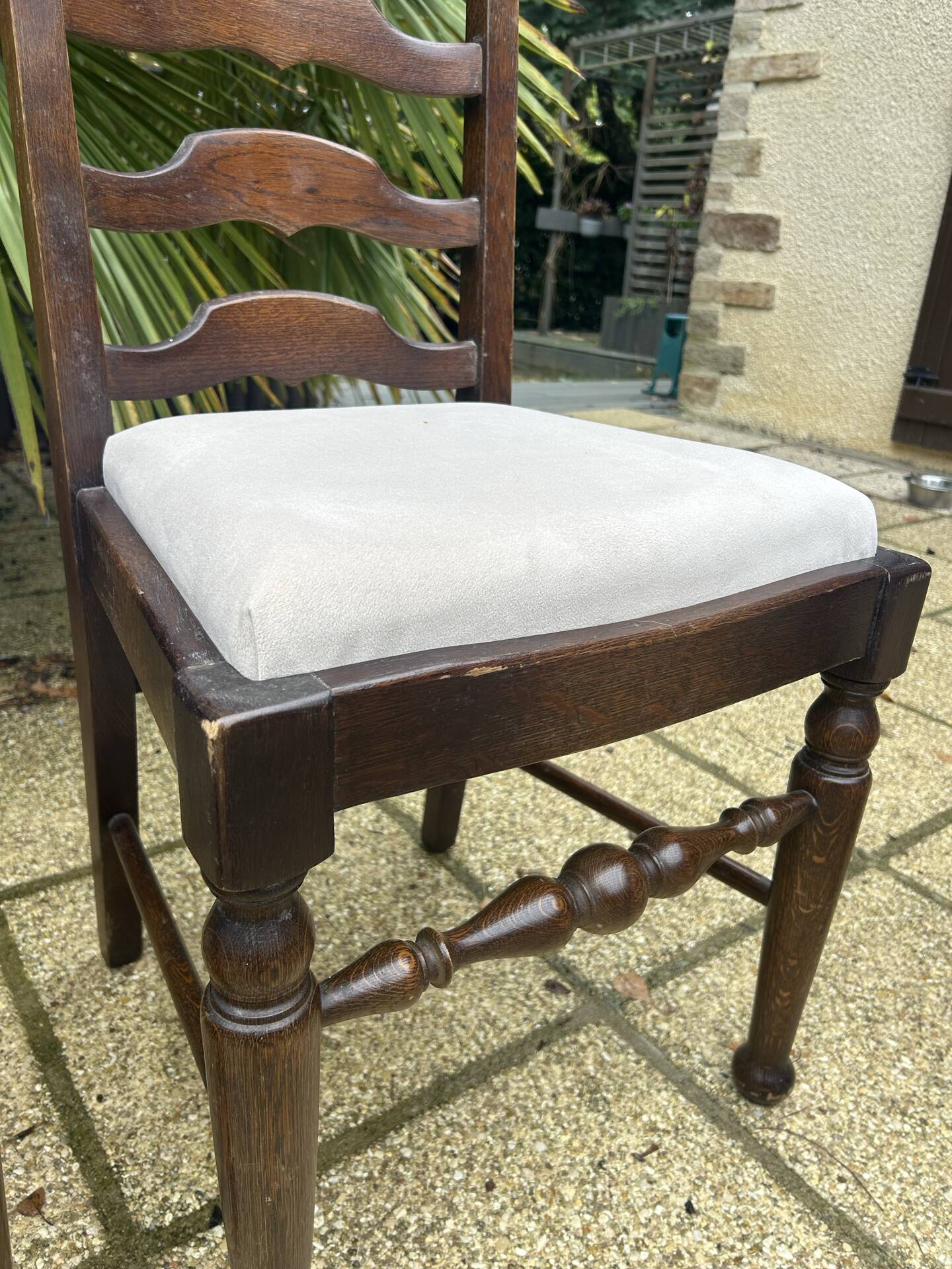Ensemble de 6 chaises de salle à manger en chêne ancien rembourrées, comprenant 2 fauteuils.
