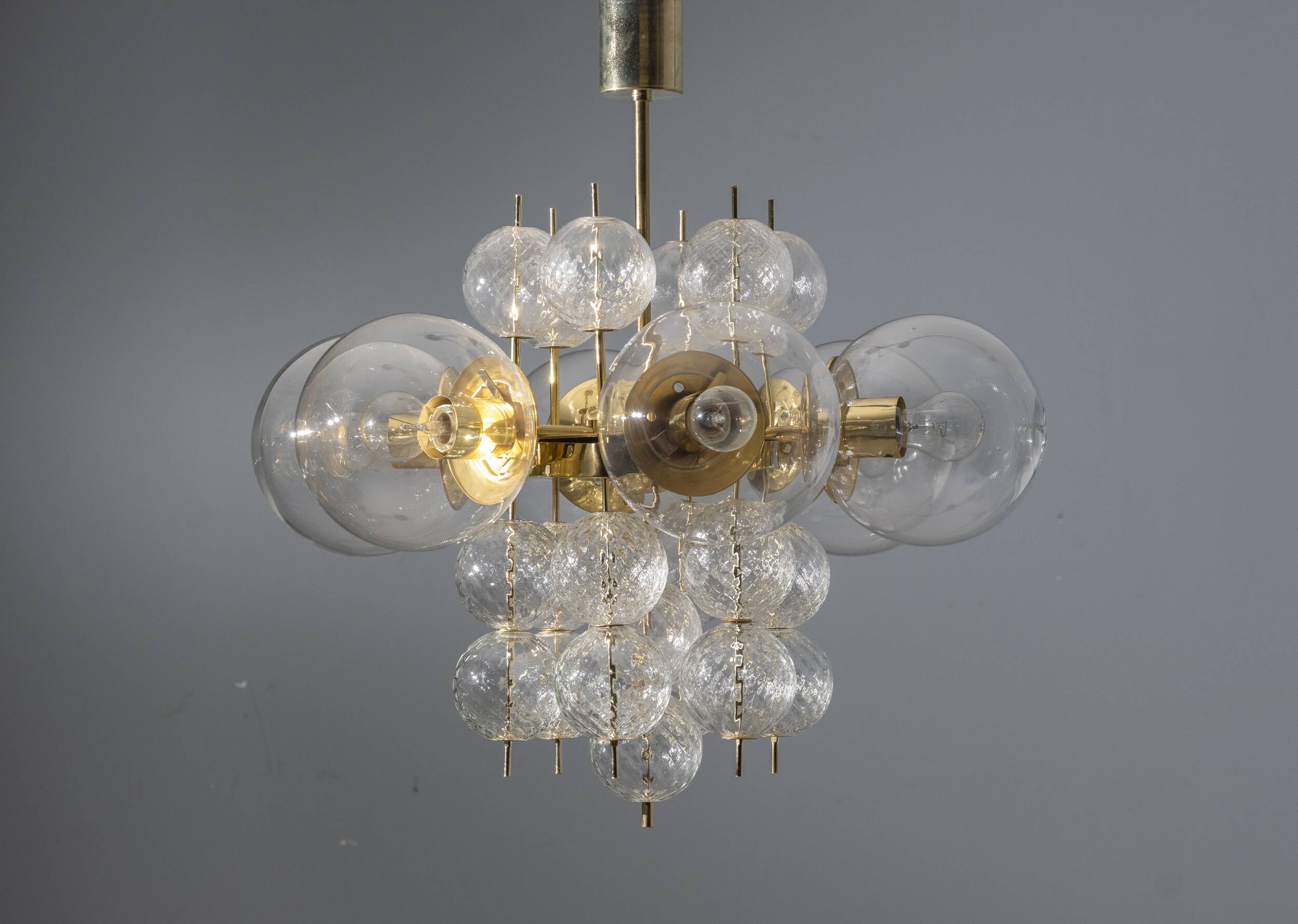 Lustre en laiton et verre du milieu du siècle, Europe, années 1960