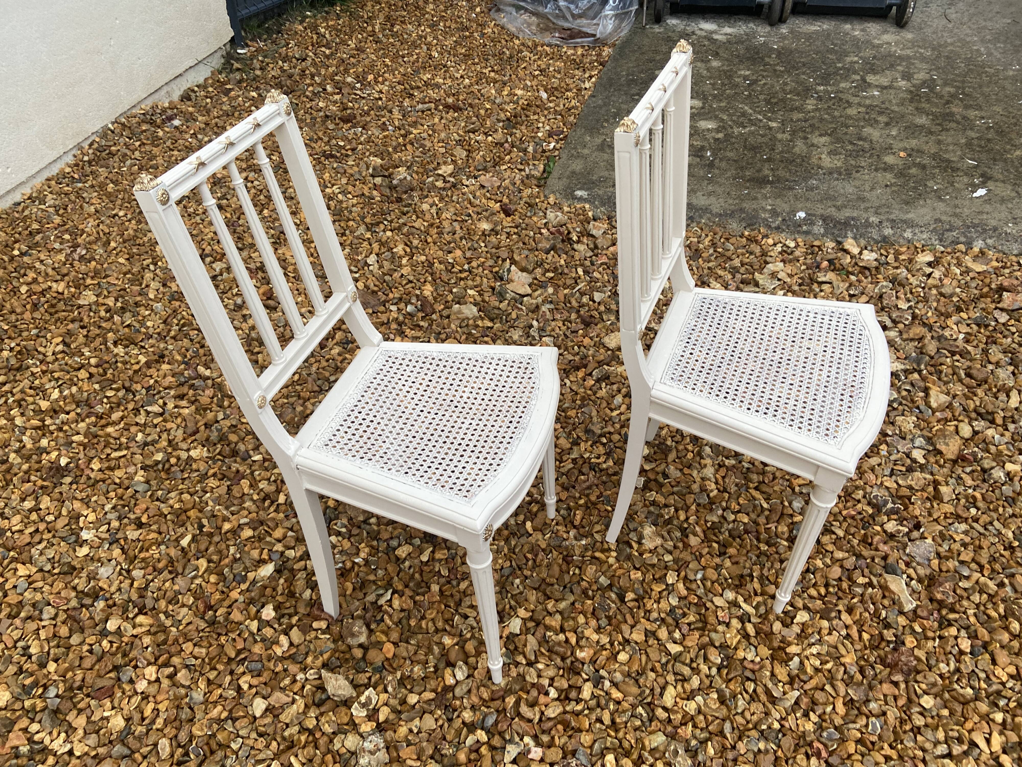 Pair of chairs canned