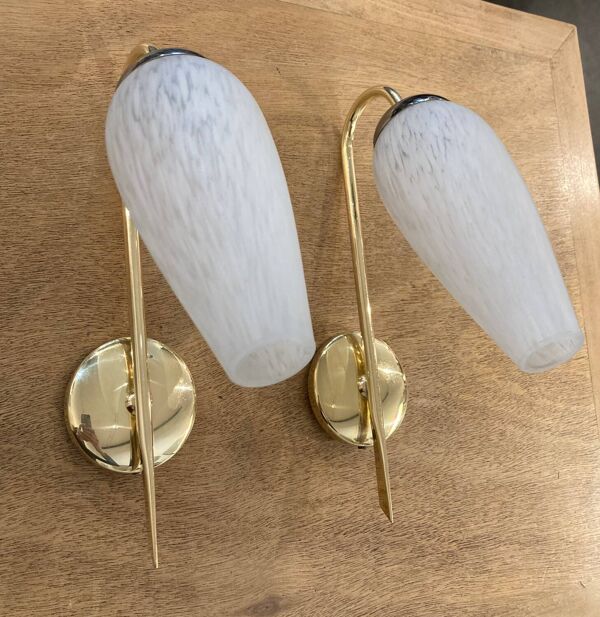 Paire d'appliques dorées et globe moucheté années 50
