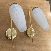 Paire d'appliques dorées et globe moucheté années 50