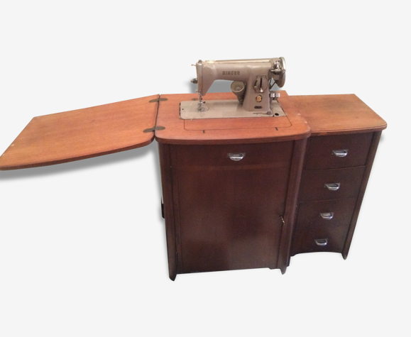Meuble avec machine à coudre