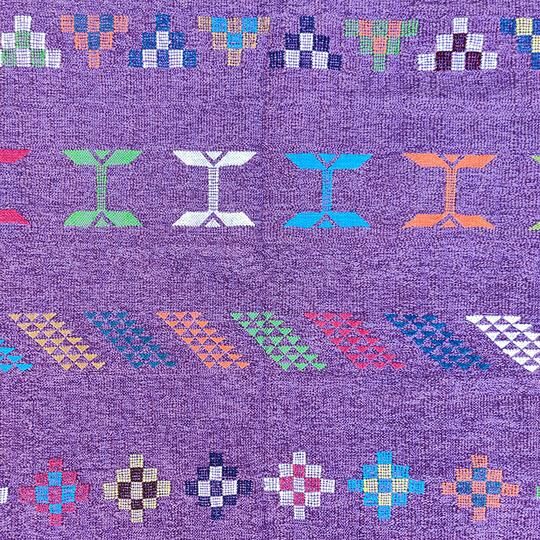 Tapis ethnique violet marocain