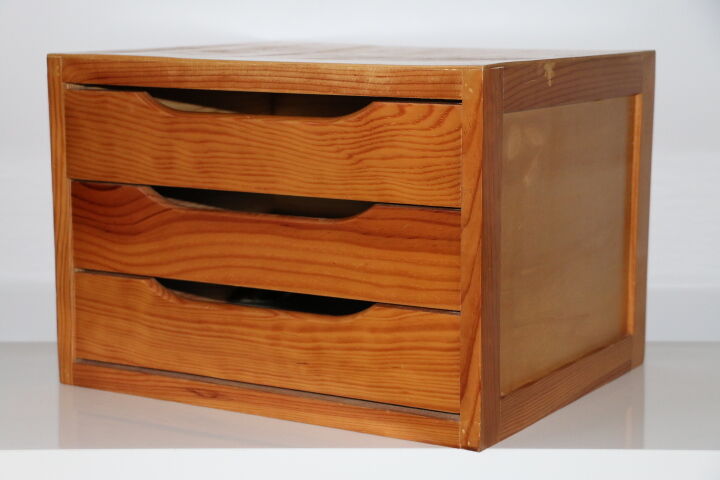 2 pine veneer bedside tables