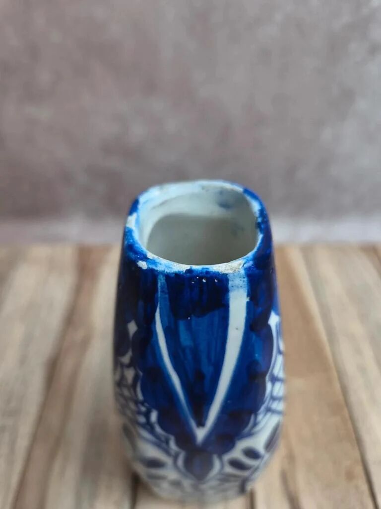 Small antique vase in blue and white earthenware, hand-painted – oriental decoration.