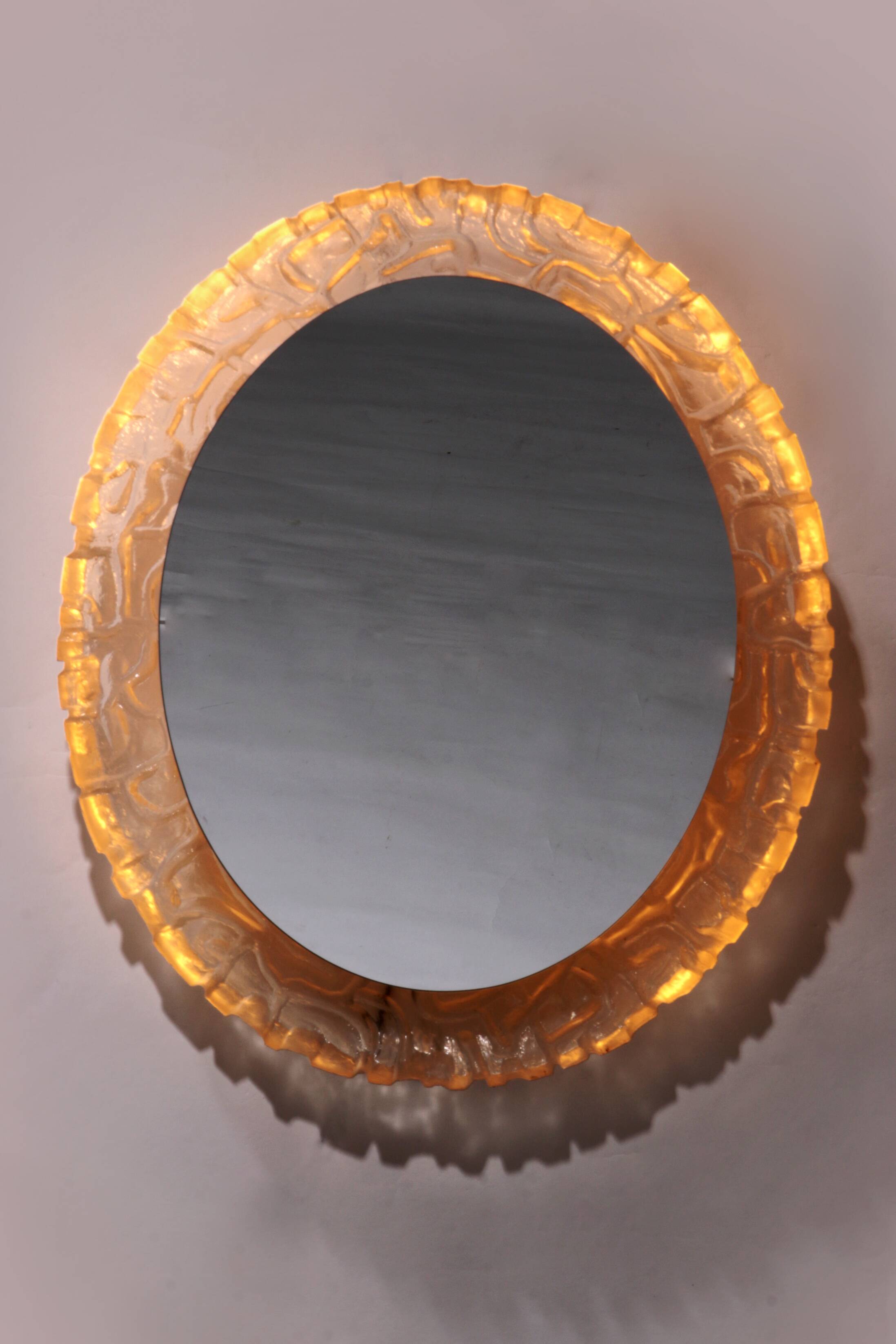 Miroir mural de salle de bain ovale avec éclairage et bord en plexiglas - Hillebrand