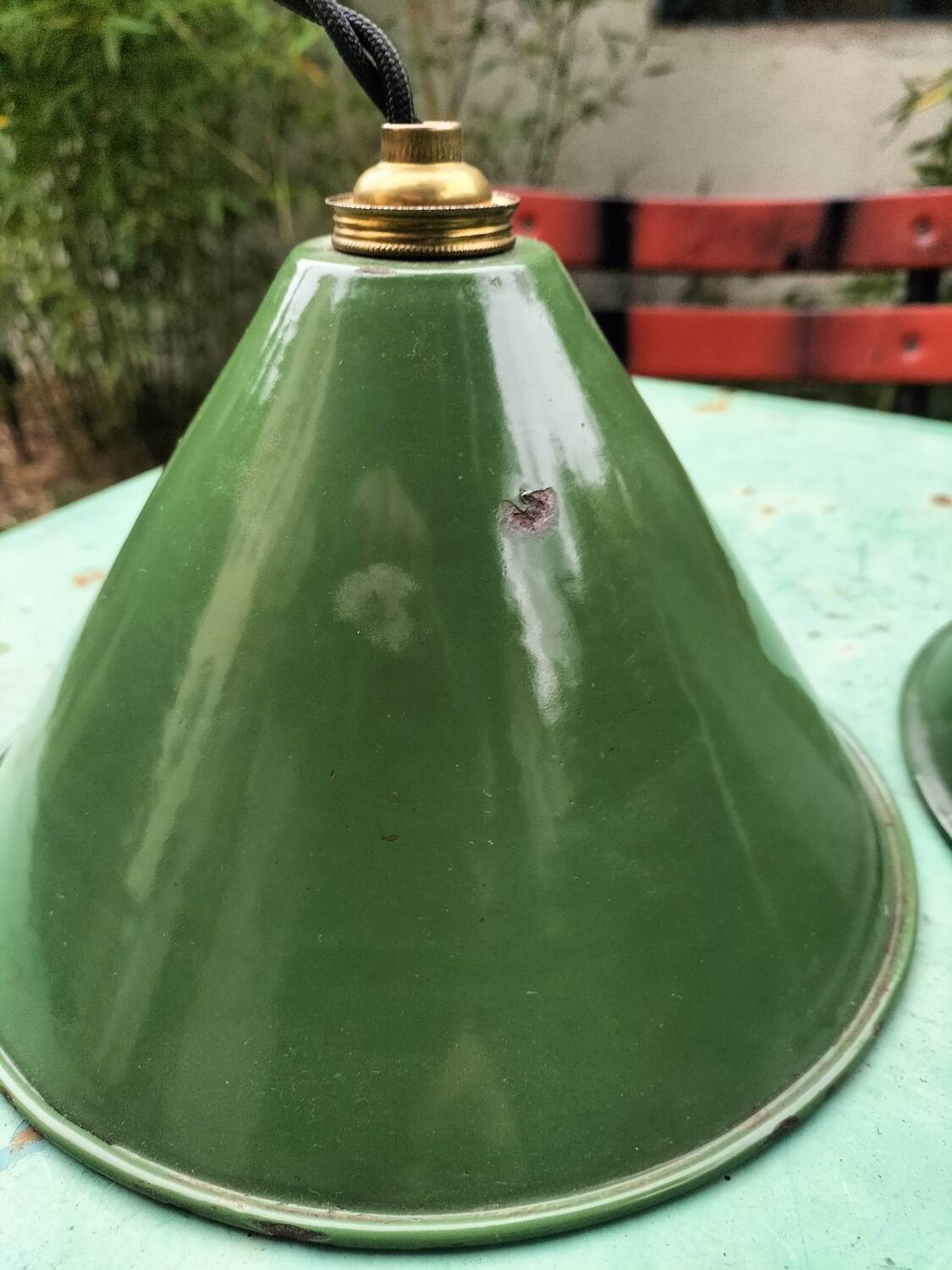 2 suspensions with enamelled sheet metal cones