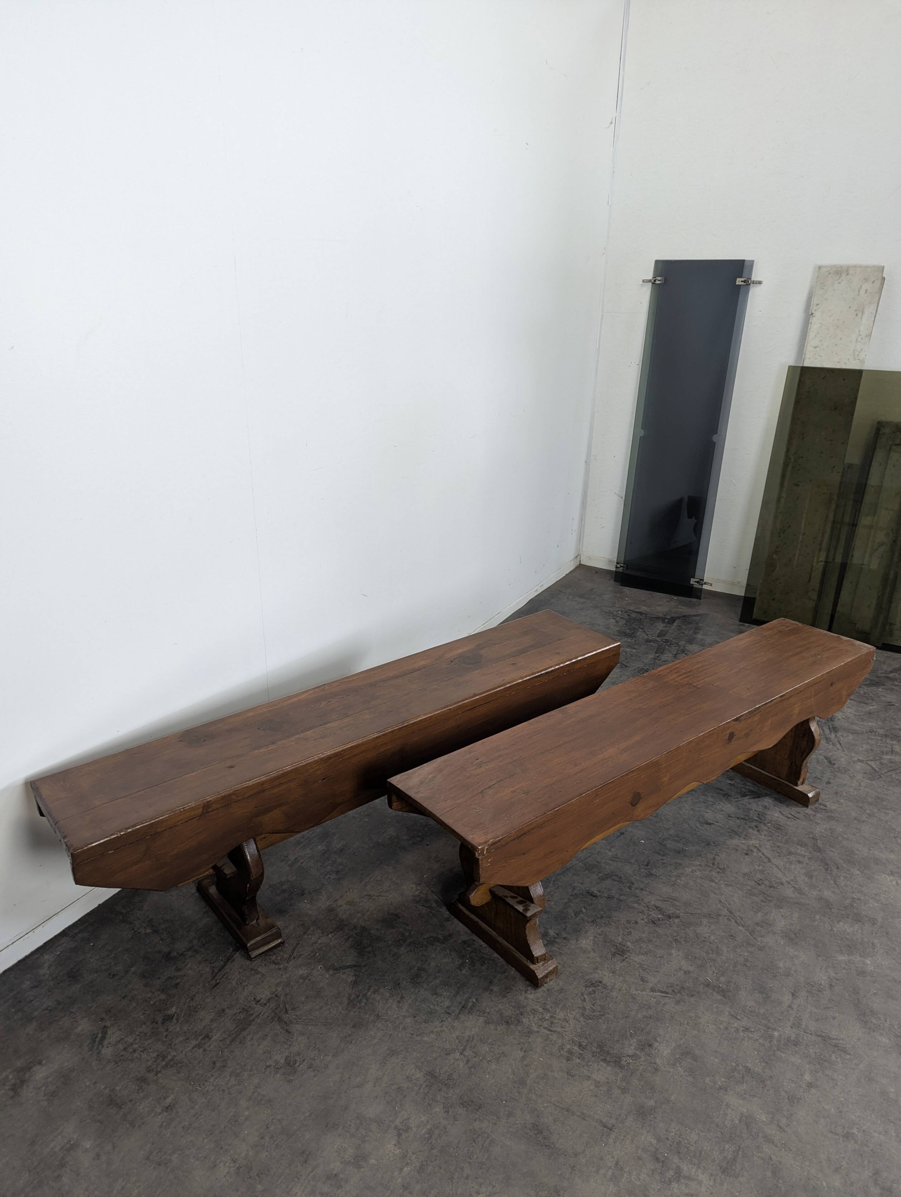 Rustic bench in solid oak with a small dowel size.