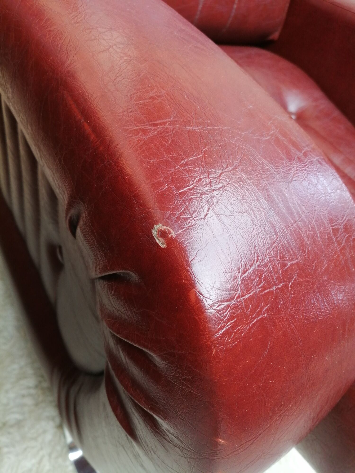 Couple de fauteuil en simili cuir rouge bordeaux, annees 70