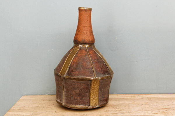 Ancienne bouteille terre cuite et laiton