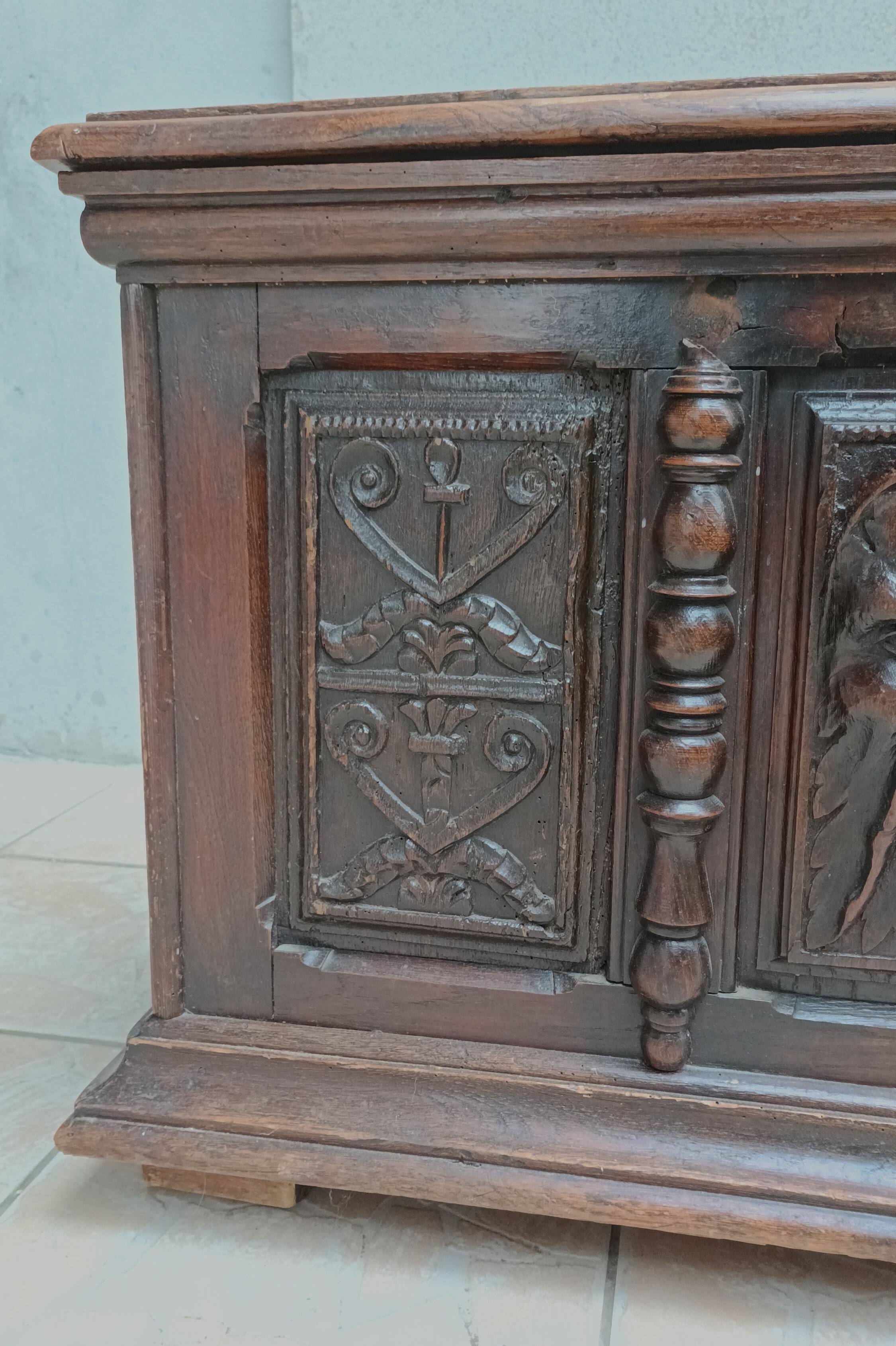 Renaissance oak chest